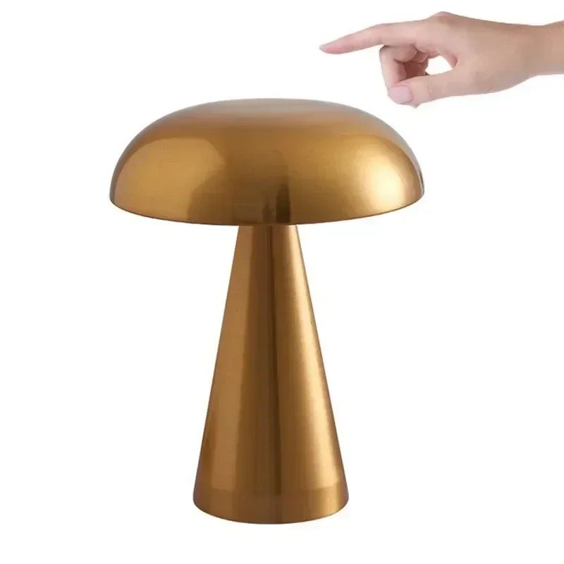 lampe de table dorée